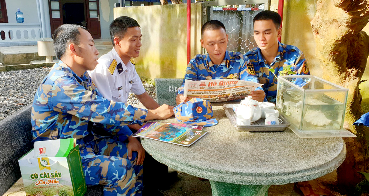 Ấn phẩm Báo Hà Giang đến với lính đảo Trường Sa.
					         Ảnh: Phương Hoa