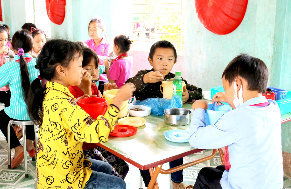 Học sinh Trường PTDTBT Tiểu học Quản Bạ ăn trưa tại trường.
