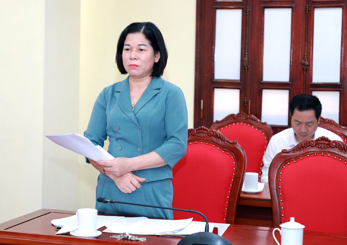 Phó Chủ tịch Thường trực HĐND tỉnh Chúng Thị Chiên phát biểu tại phiên họp.
