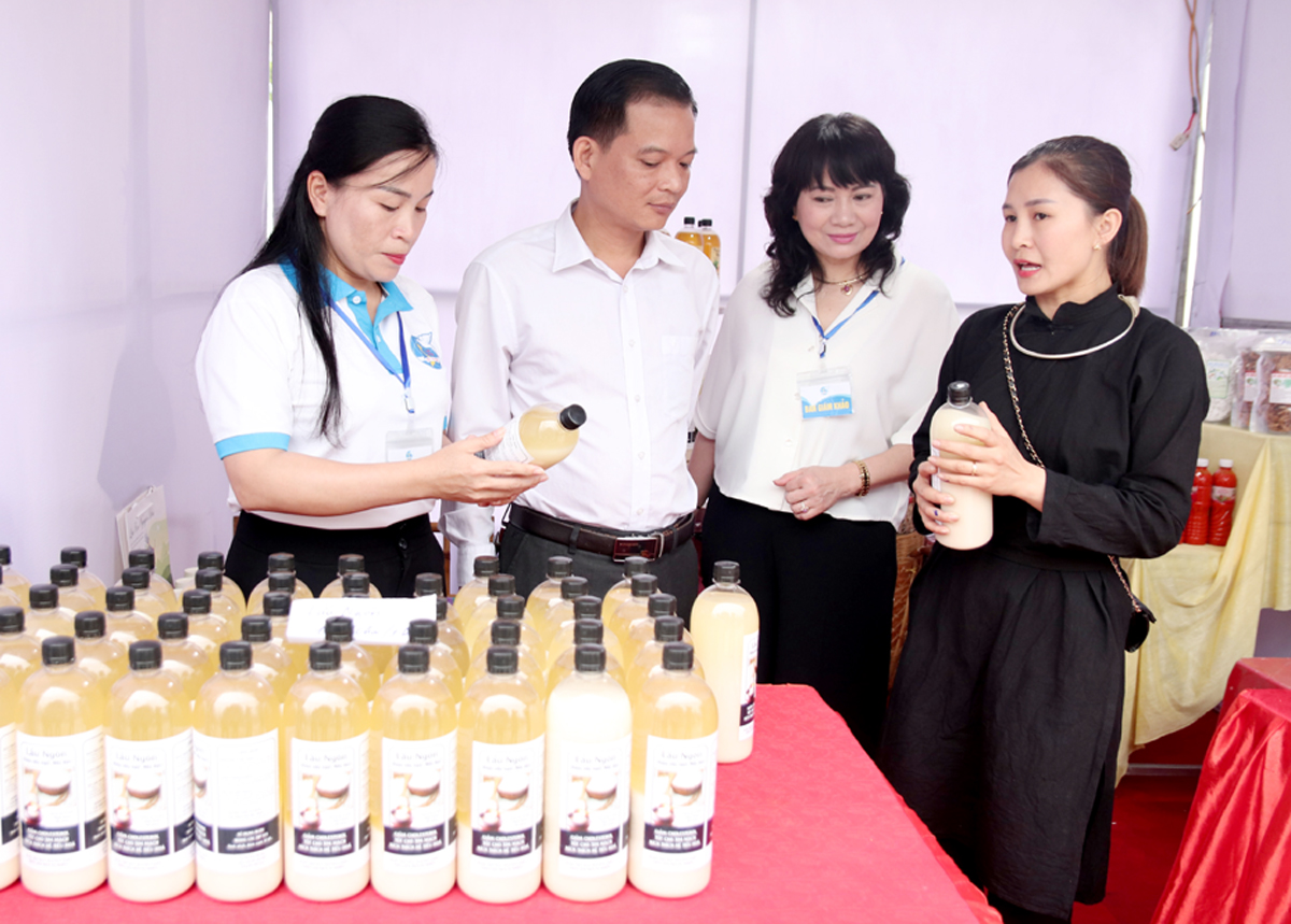 Chị Nguyễn Thị Lan Dung (thứ 2 bên phải) nắm bắt tâm tư, nguyện vọng khởi nghiệp của phụ nữ.
