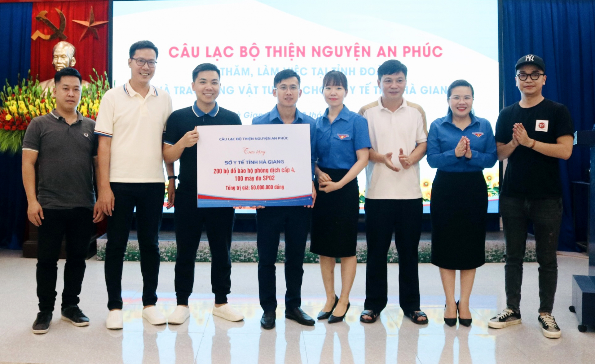 Đại diện câu lạc bộ thiện nguyện An Phúc tặng vật tư y tế cho Sở Y tế tỉnh Hà Giang
