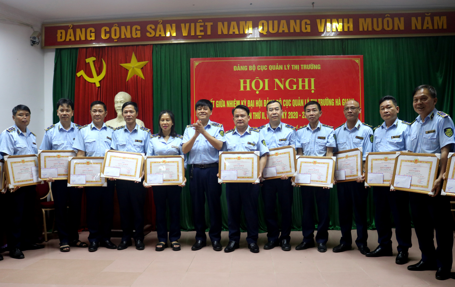 Lãnh đạo Đảng ủy Cục Quản lý thị trường Hà Giang tặng Giấy khen cho các đảng viên.

