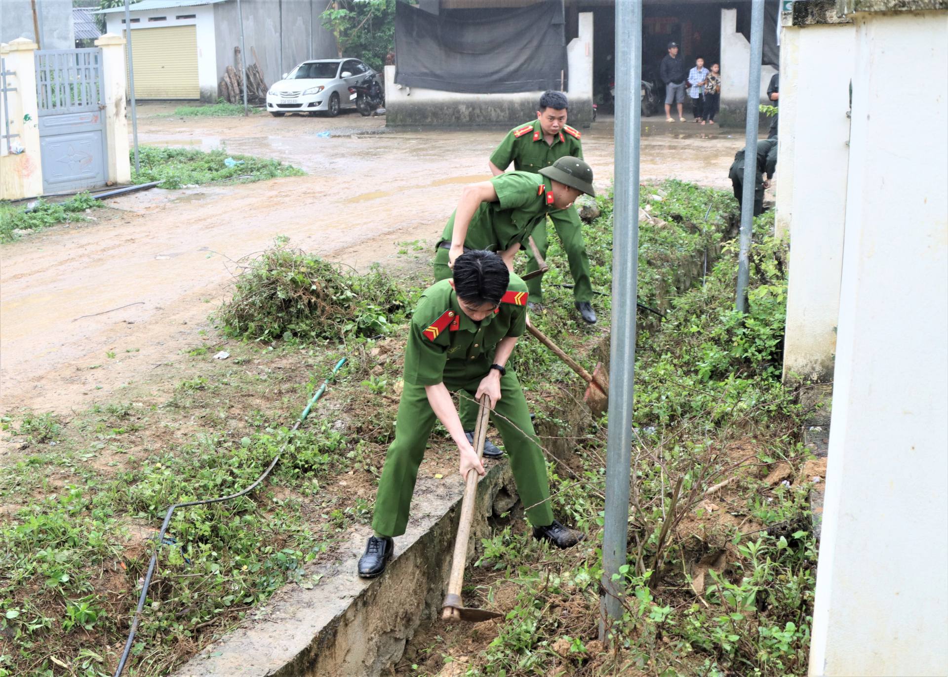 ĐVTN khơi thông cống rãnh.