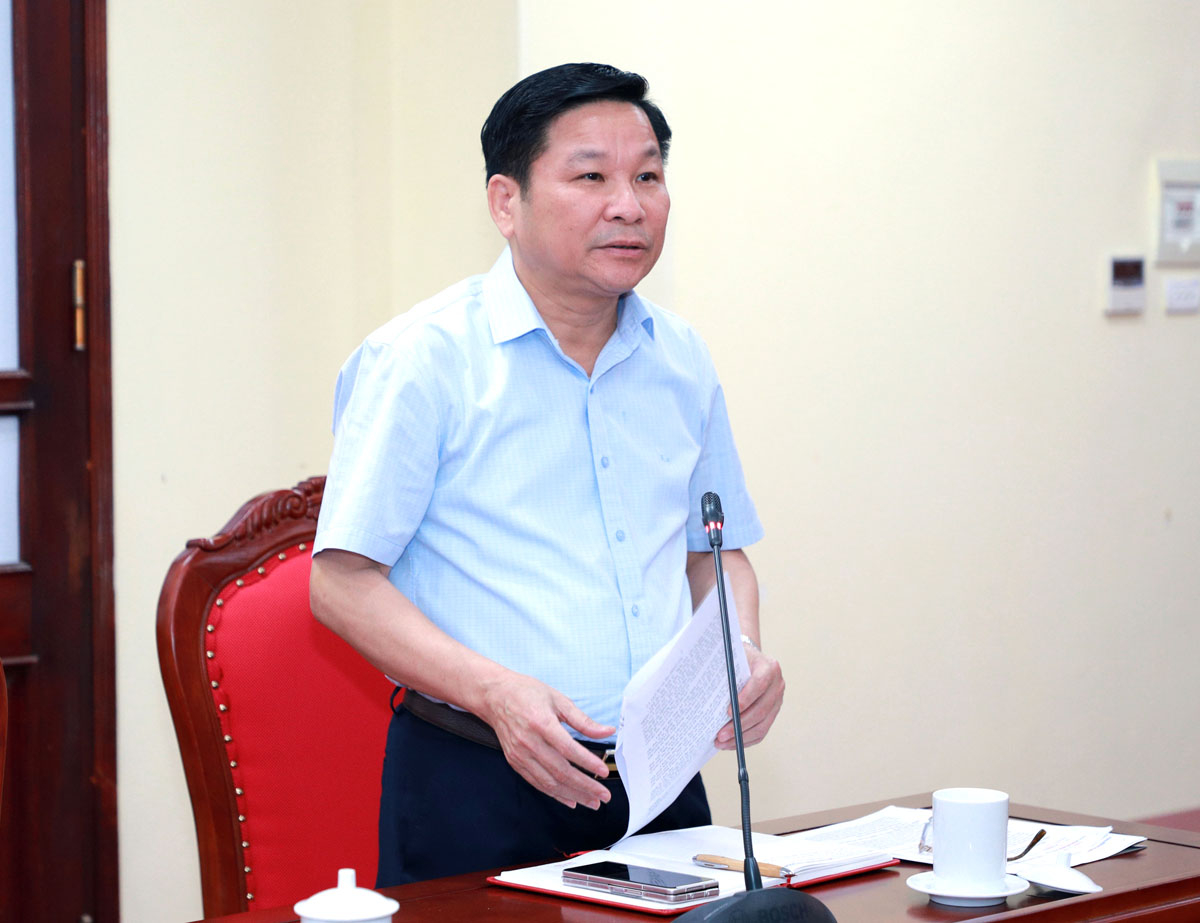 Phó Chủ tịch HĐND tỉnh Hoàng Văn Vịnh phát biểu tại phiên họp.
