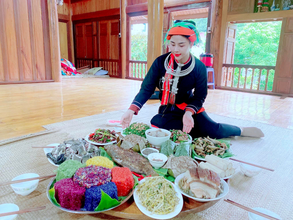 Người dân Làng văn hóa du lịch cộng đồng thôn Lùng Tao, xã Cao Bồ (Vị Xuyên) chuẩn bị các mon ăn truyền thống phục vụ khách du lịch.