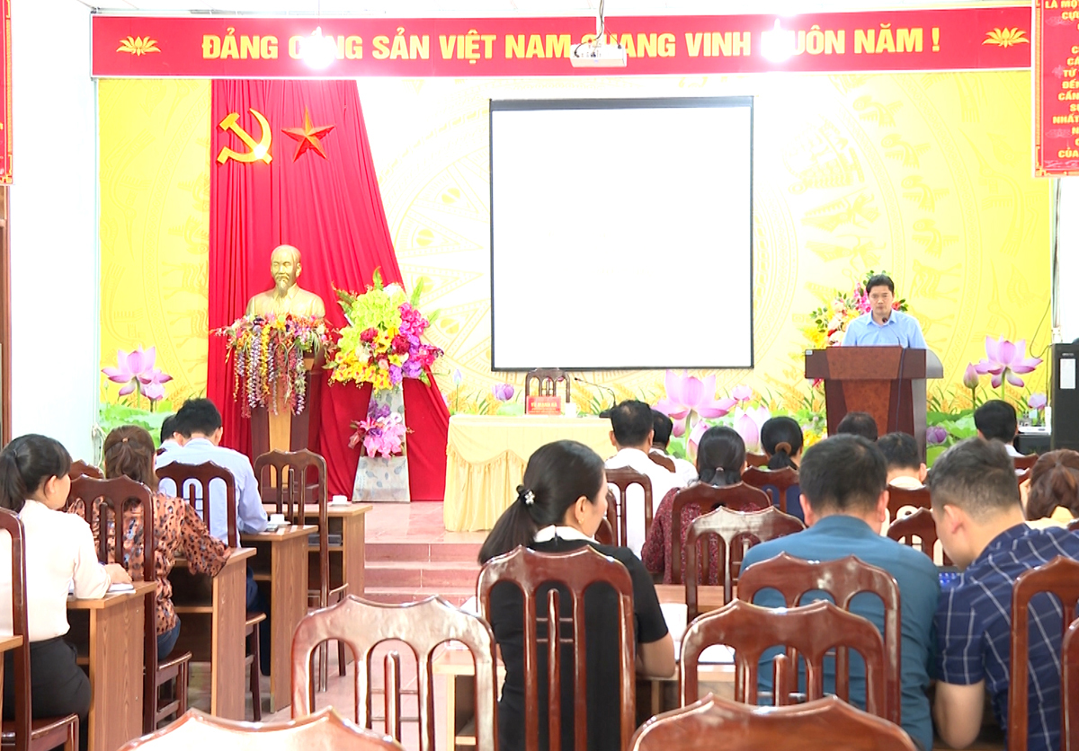 Trưởng ban Tuyên giáo Tỉnh ủy Vũ Mạnh Hà phát biểu tại buổi làm việc với xã Việt Lâm. 
