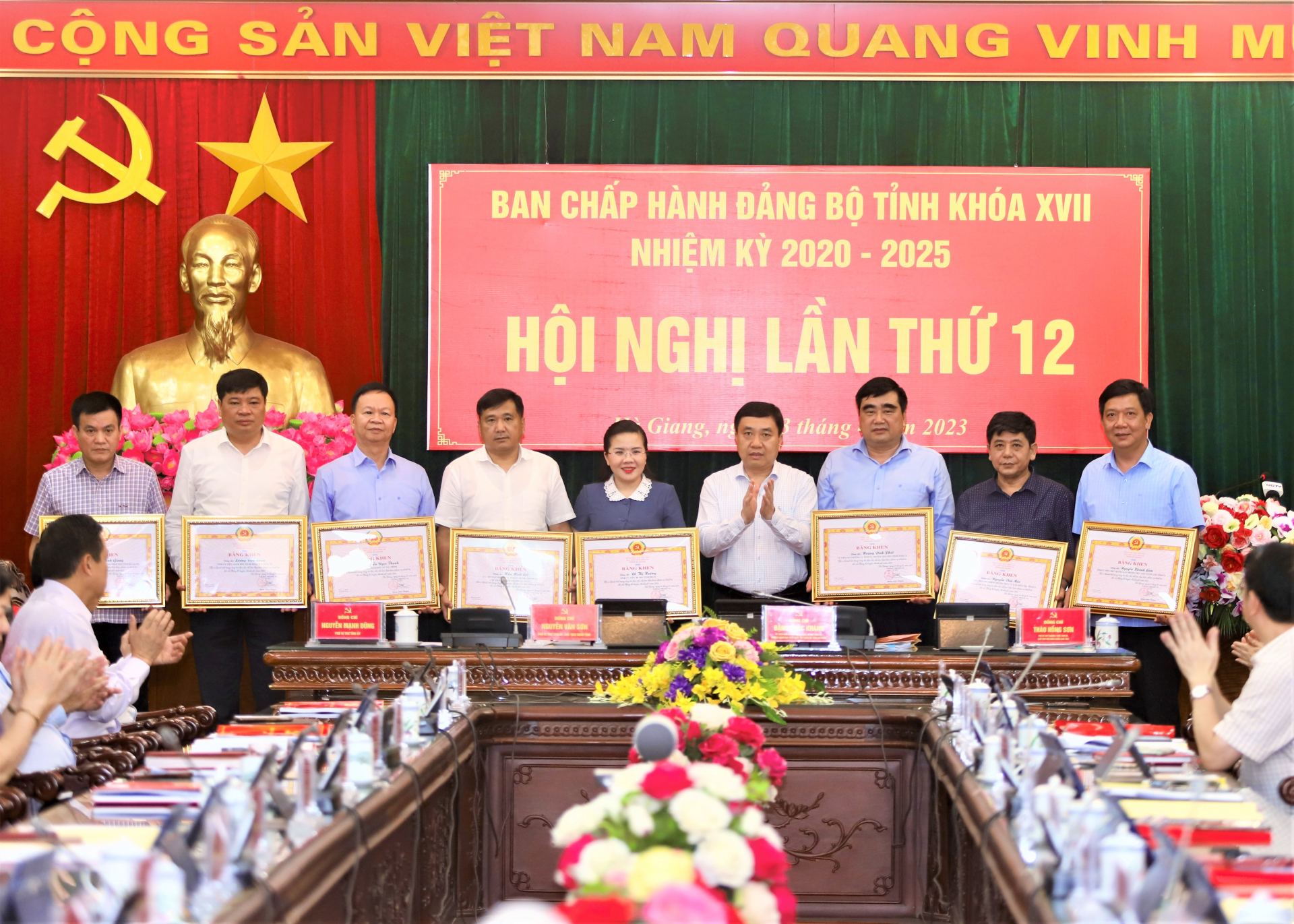 Phó Bí thư Tỉnh ủy Nguyễn Mạnh Dũng trao Bằng khen các cá nhân là thành viên các Đoàn công tác 575 của BTV Tỉnh ủy có thành tích xuất sắc năm 2022