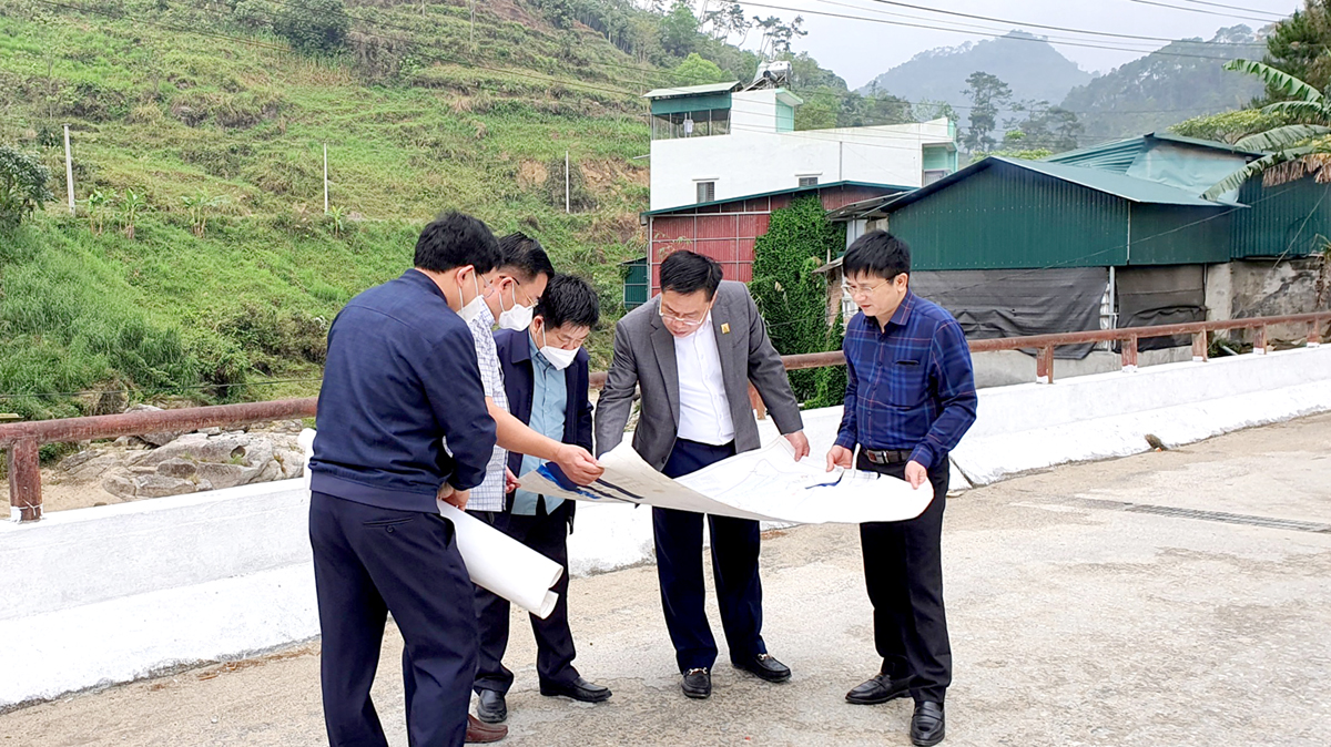 Lãnh đạo Sở Xây dựng và huyện Hoàng Su Phì khảo sát bản đồ điều chỉnh mở rộng thị trấn Vinh Quang (Hoàng Su Phì).                                   Ảnh: CTV                     