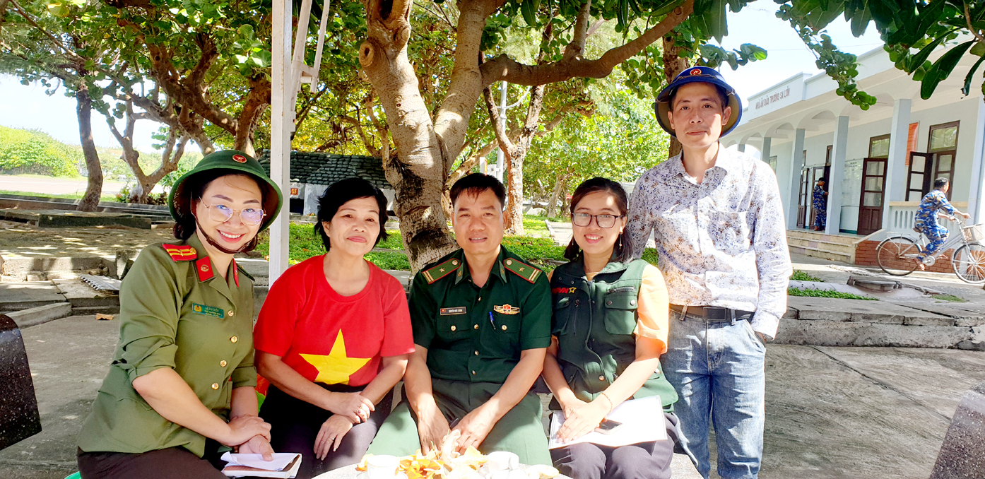 Gặp gỡ ở Trường Sa giữa tác giả bài viết và Thiếu tá Nguyễn Đức Chính, Đồn trưởng Đồn Biên phòng Trường Sa. 			Ảnh: CTV
