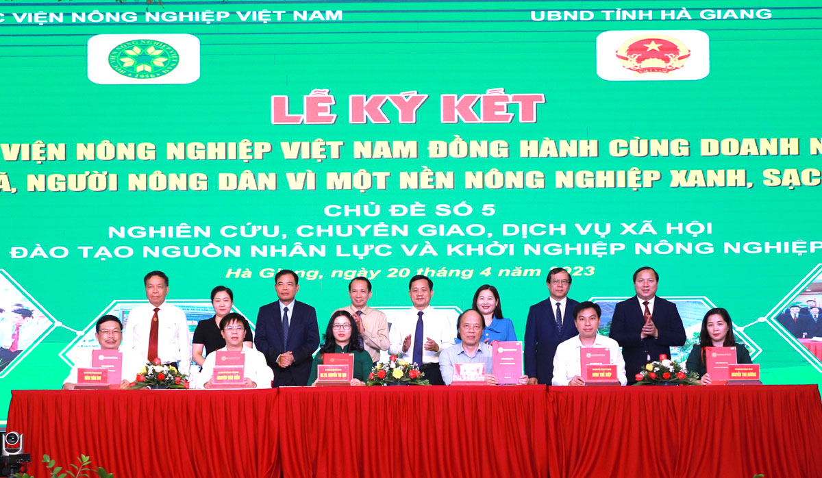 Giám đốc Học viện Nông nghiệp Việt Nam ký kết hợp tác đào tạo, bồi dưỡng, chuyển giao KHCN với lãnh đạo Sở GD&ĐT các tỉnh.
