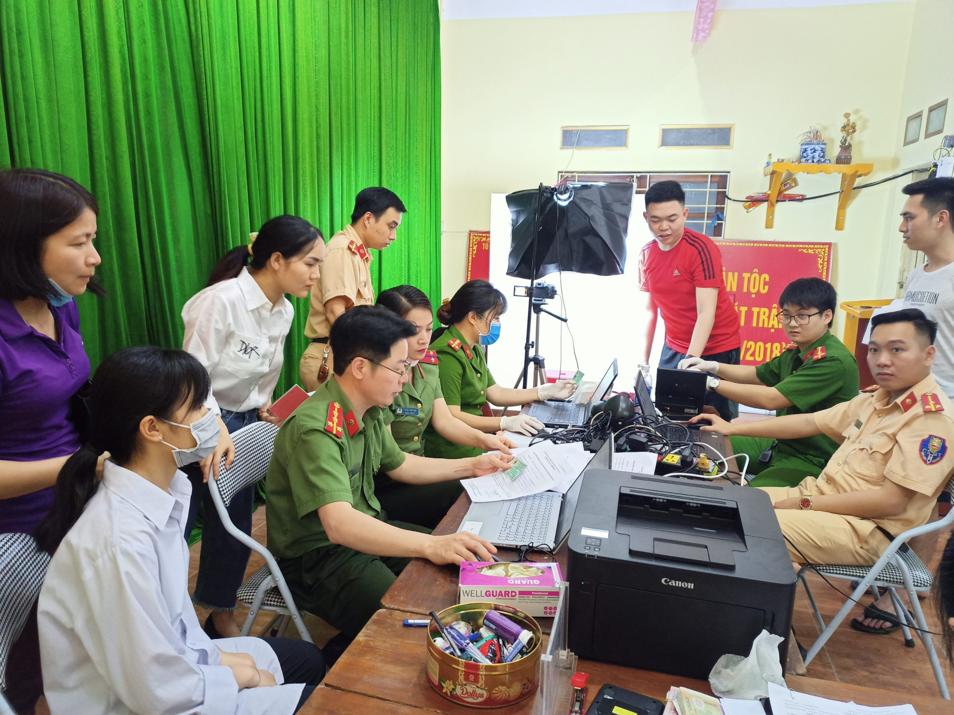 Công an thành phố Hà Giang làm thủ tục cấp thẻ CCCD gắn chíp điện tử cho người dân

