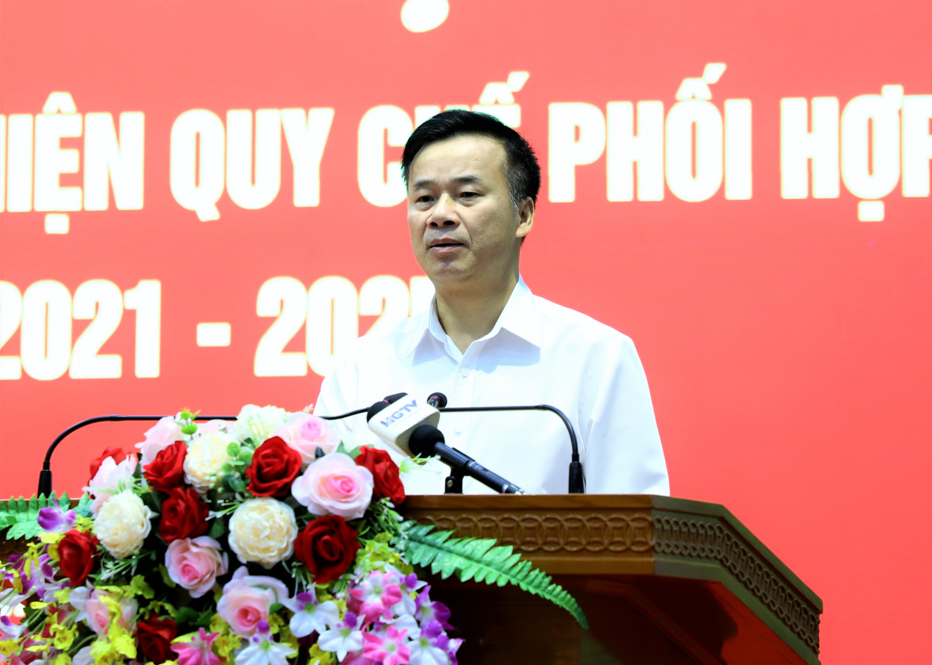 Bí thư Huyện ủy Xín Mần, Hoàng Nhị Sơn báo cáo tình hình công tác phối hợp với lực lượng BĐBP trên địa bàn.