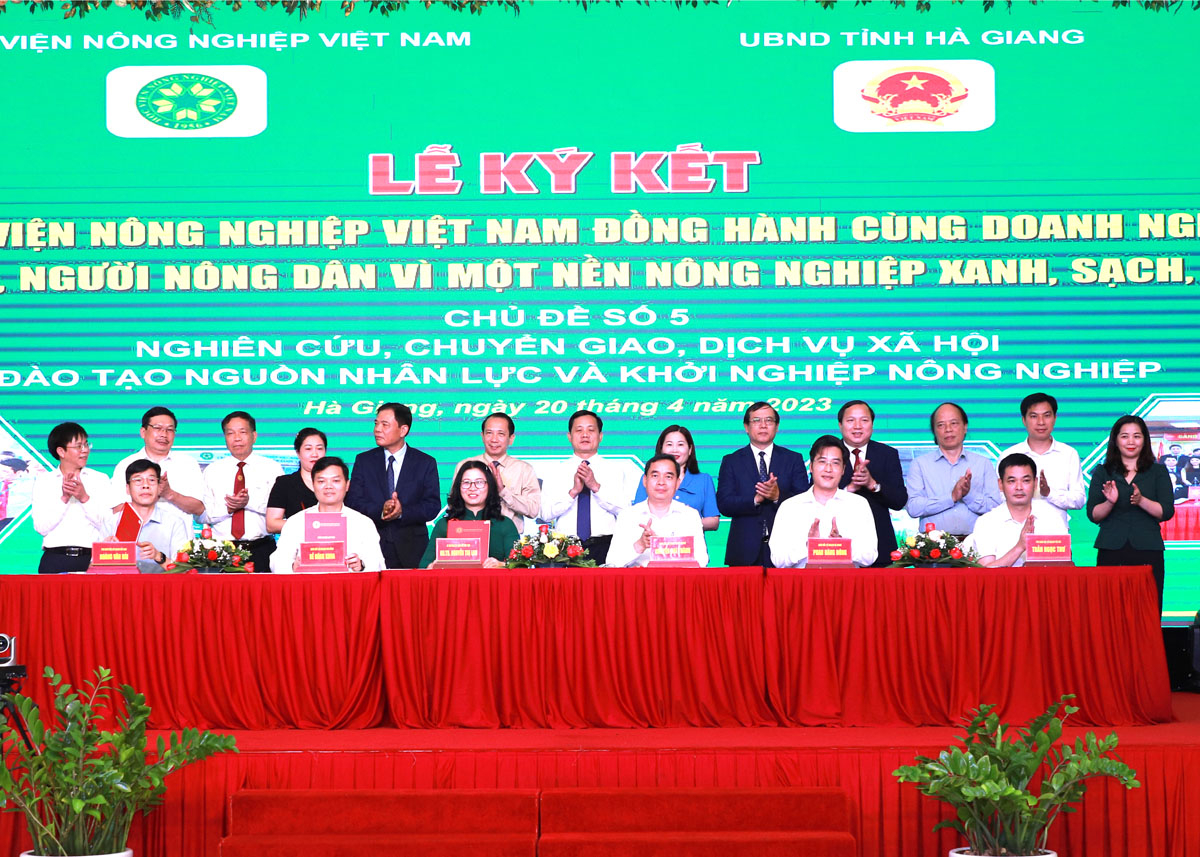 Giáo sư, Tiến sỹ Nguyễn Thị Lan, Giám đốc Học viện Nông nghiệp Việt Nam ký kết hợp tác đào tạo, bồi dưỡng, chuyển giao KHCN với lãnh đạo Sở KH&CN các tỉnh.
