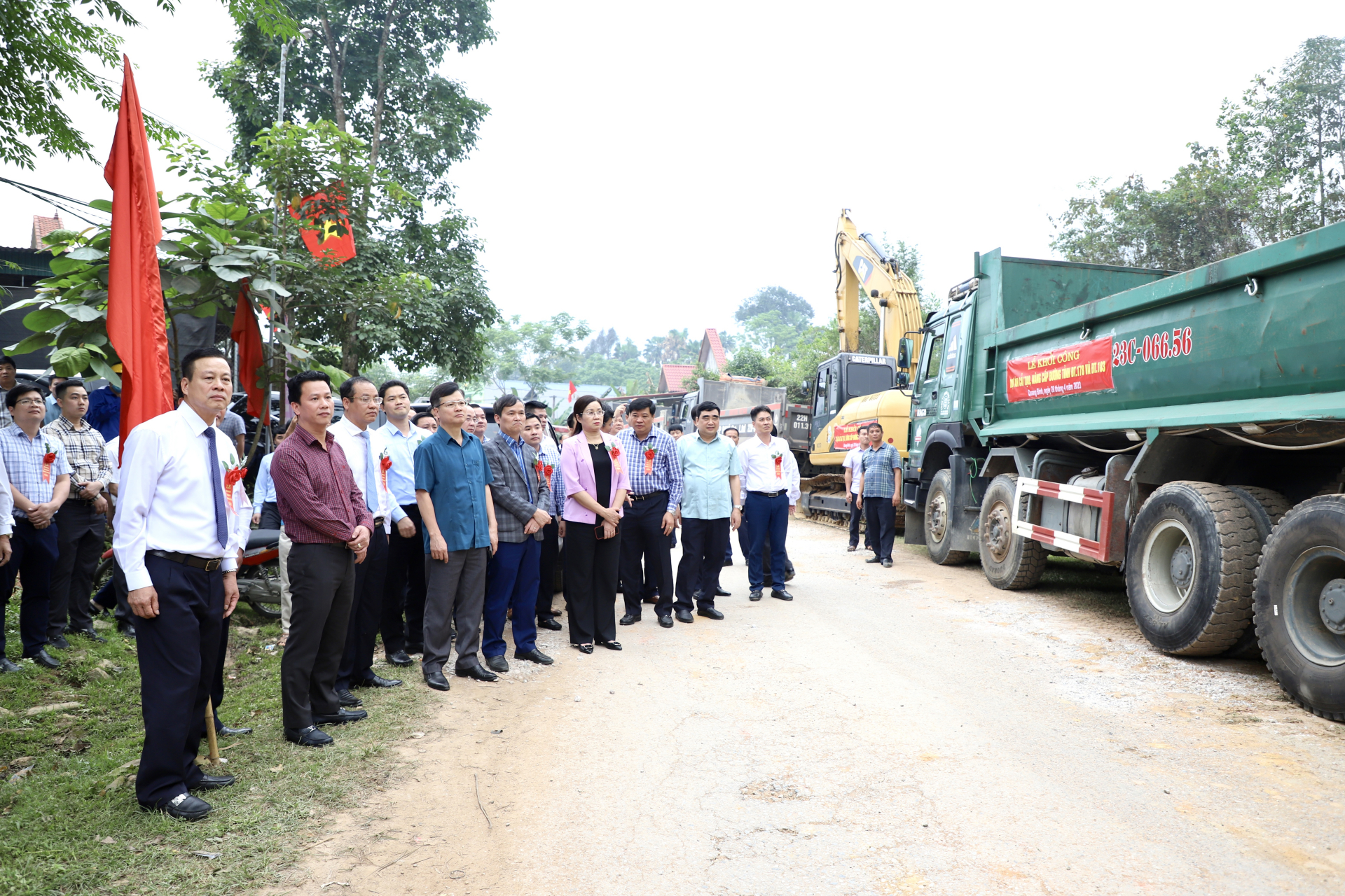 Bí thư Tỉnh ủy Đặng Quốc Khánh, Chủ tịch UBND tỉnh Nguyễn Văn Sơn cùng các đại biểu chứng kiến đơn vị thi công triển khai dự án