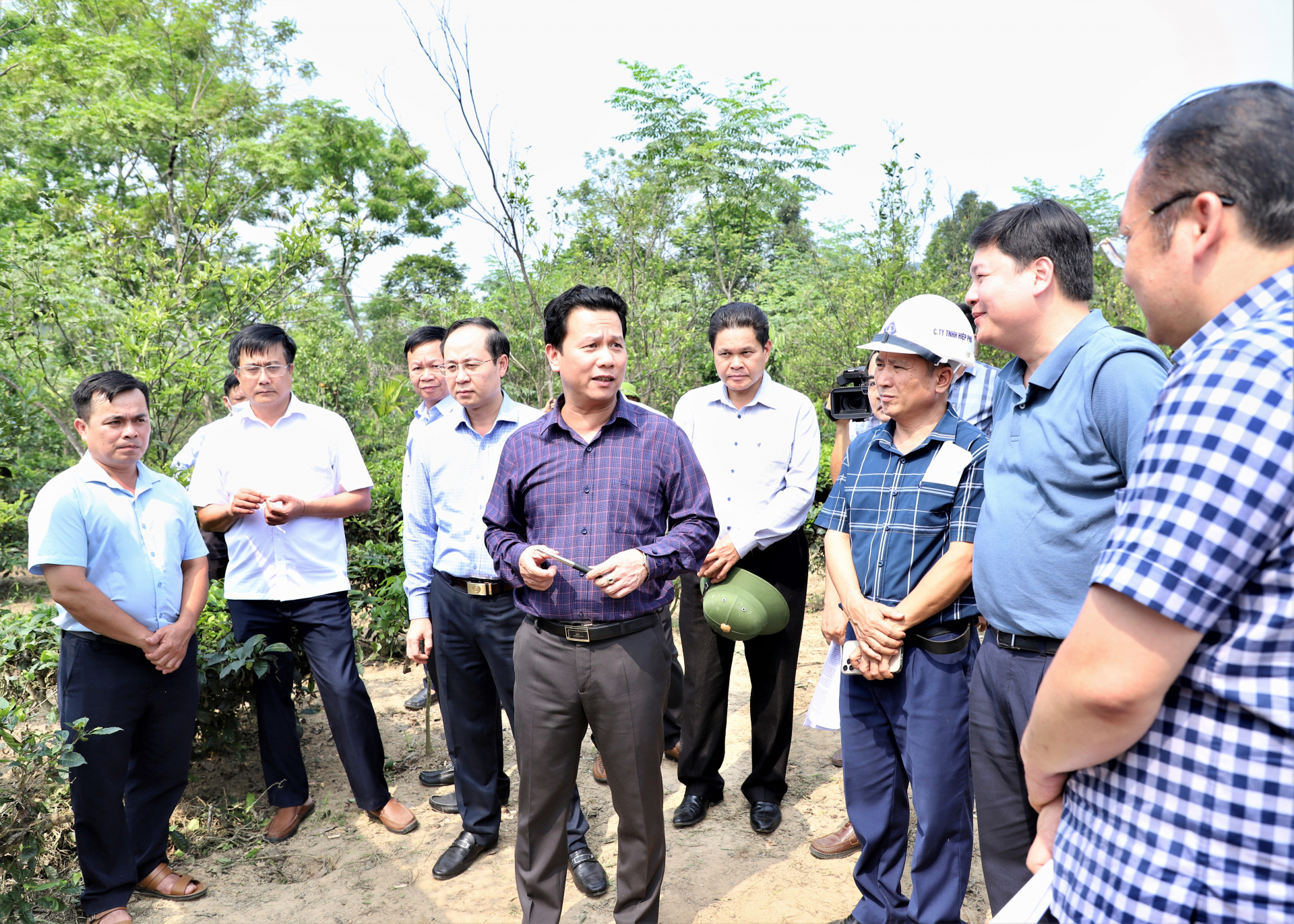 Bí thư Tỉnh ủy Đặng Quốc Khánh kiểm tra thực tế khu vực đầu tuyến Dự án đường cao tốc Tuyên Quang - Hà Giang đoạn qua tỉnh ta