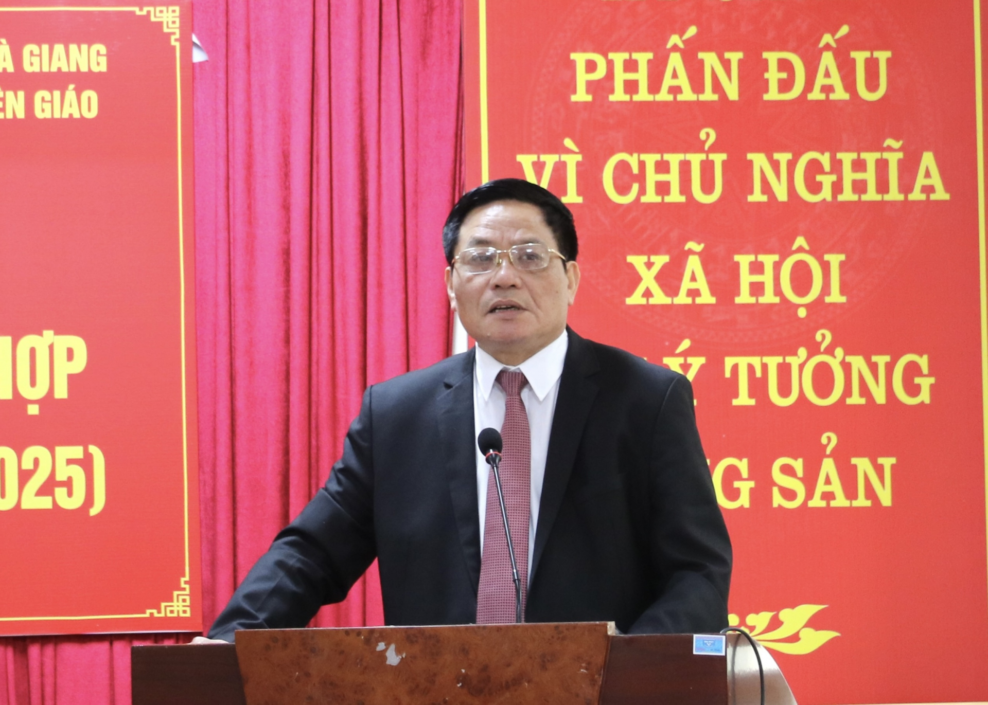 Đồng chí Trần Doãn Tiến, Tổng Biên tập Báo điện tử Đảng Cộng sản Việt Nam phát biểu tại hội nghị