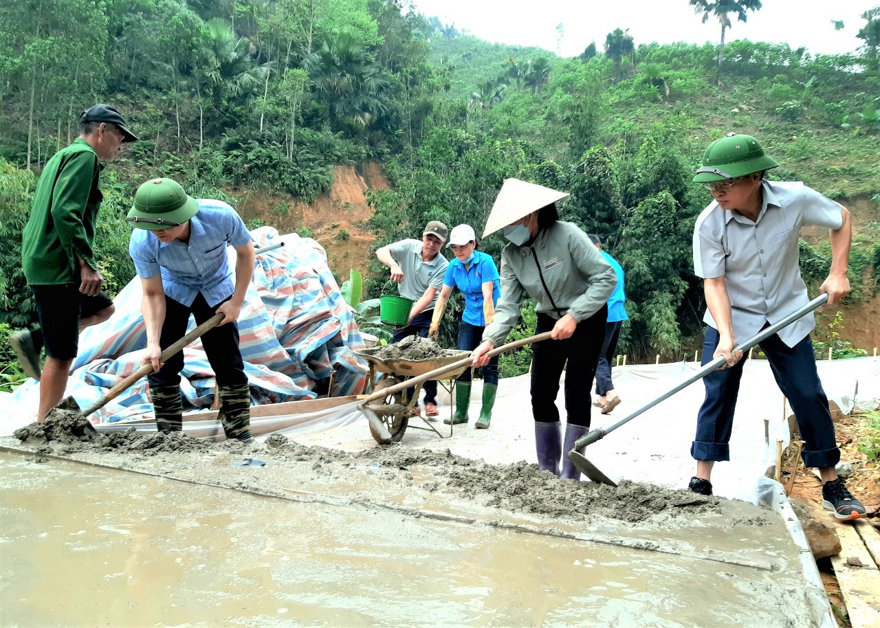 Đồng chí Trần Quang Minh, Ủy viên BTV Tỉnh uỷ, Chủ nhiệm Ủy ban Kiểm tra Tỉnh uỷ cùng nhân dân tham gia làm đường bê tông tại thôn Nà Ôm, xã Liên Hiệp.