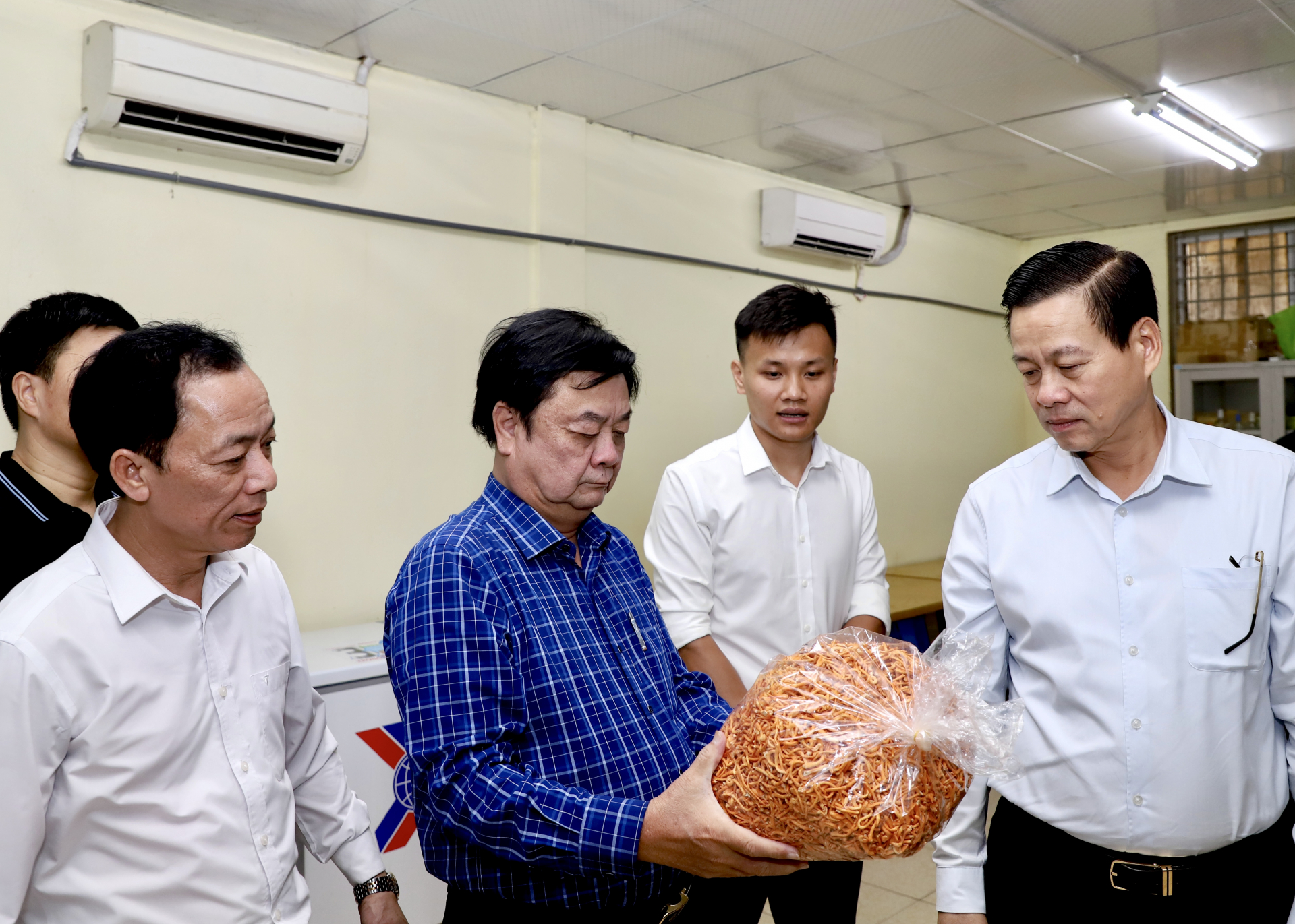 Bộ trưởng Bộ Nông nghiệp và PTNT Lê Minh Hoan và Chủ tịch UBND tỉnh Nguyễn Văn Sơn thăm quy trình sản xuất đông trùng hạ thảo của Công ty Cổ phần Phát triển Nông lâm nghiệp Việt Nam.