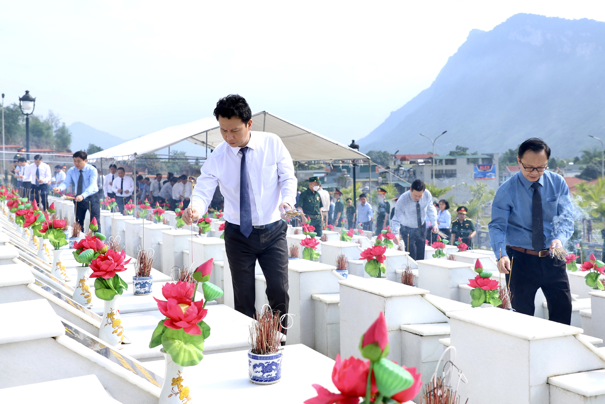 Bí thư Tỉnh ủy Đặng Quốc Khánh cùng các đồng chí lãnh đạo tỉnh thắp hương các phần mộ liệt sĩ