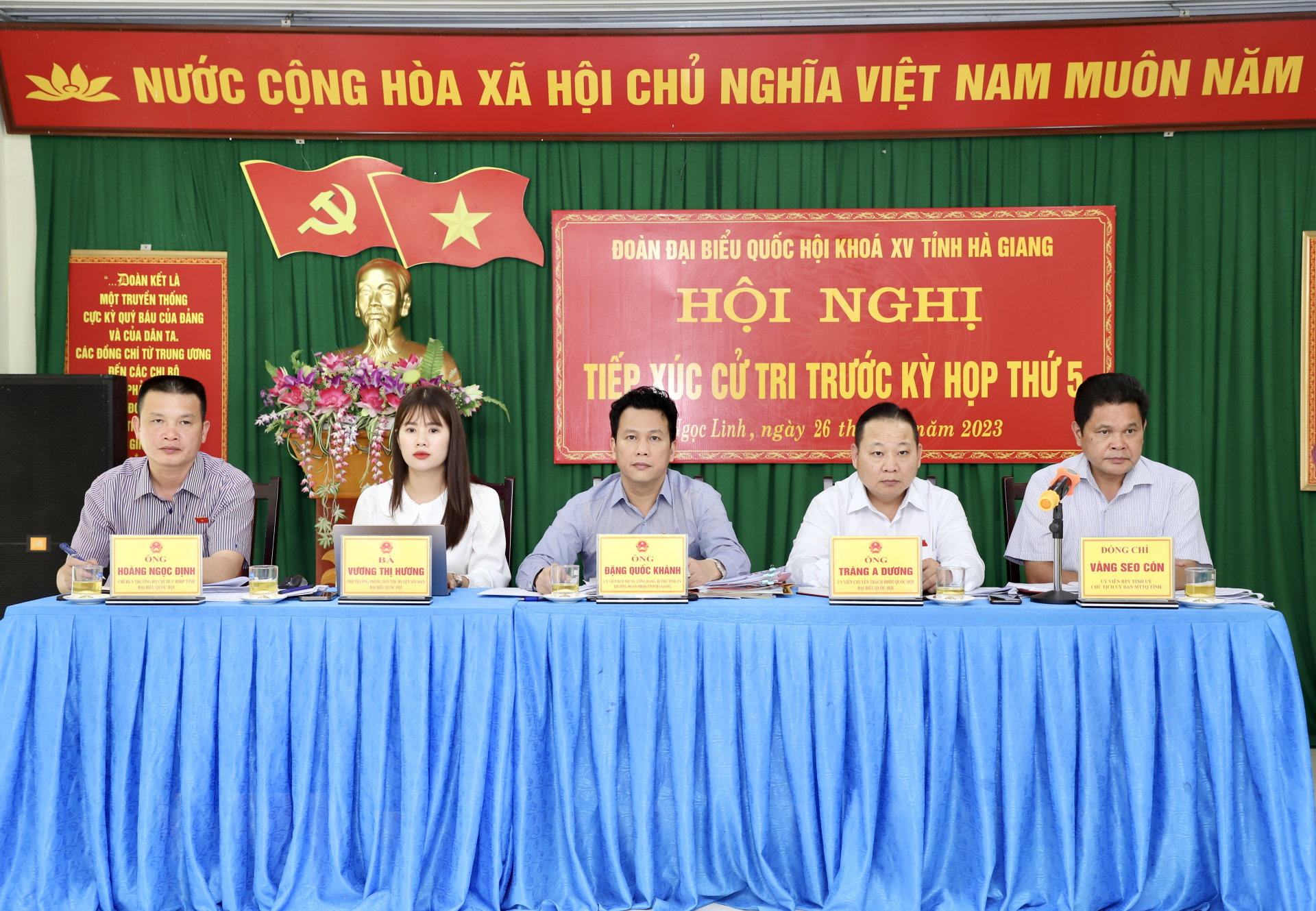 Bí thư Tỉnh ủy Đặng Quốc Khánh cùng các ĐBQH tại buổi tiếp xúc cử tri