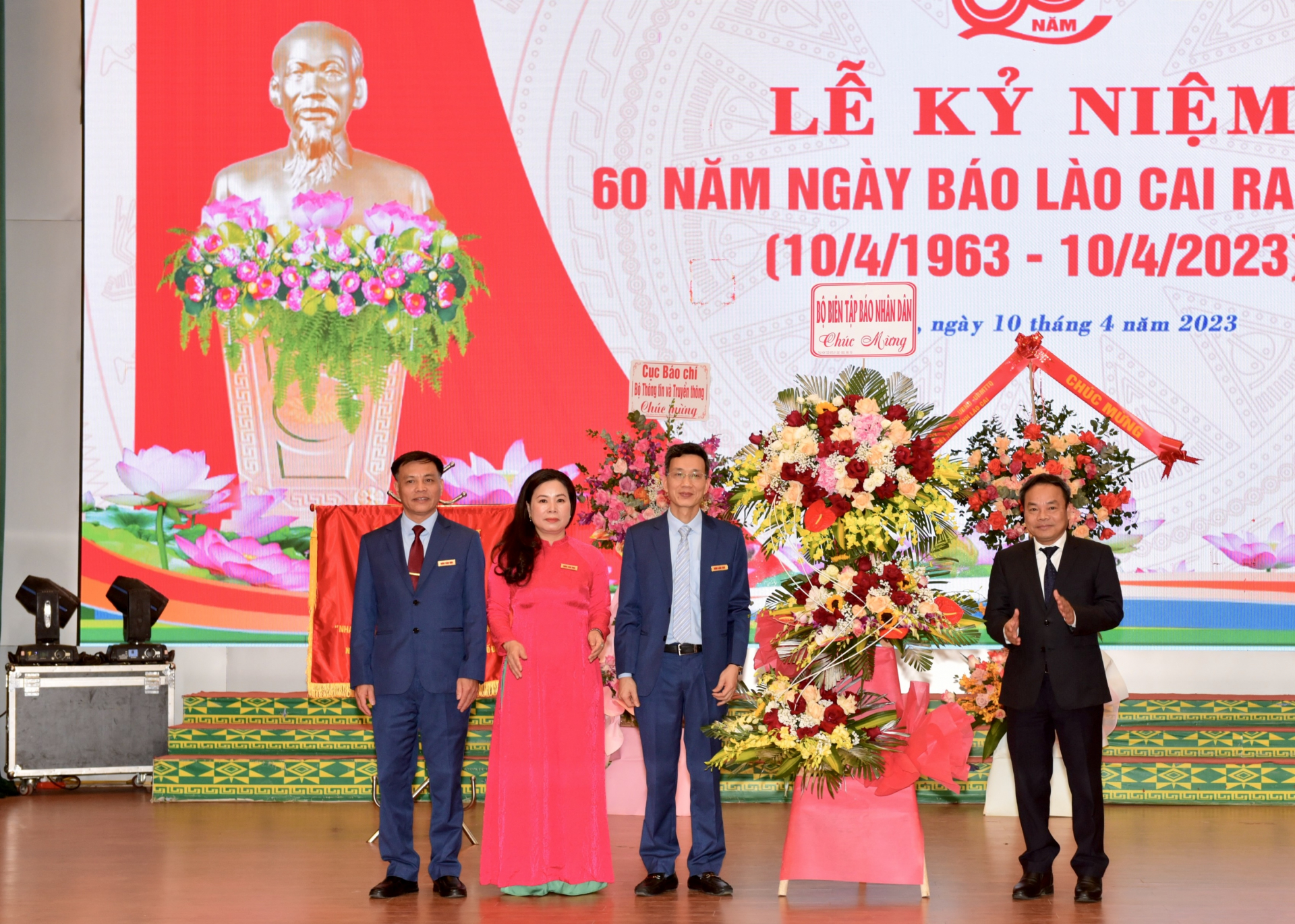 Phó Tổng Biên tập Báo Nhân dân Đinh Như Hoan tặng hoa chúc mừng Báo Lào Cai.