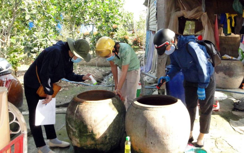 Trung tâm Kiểm soát bệnh tật tỉnh Tiền Giang kiểm tra vật chứa nước có loăng quăng tại ấp Mỹ Tường, xã Thiện Trung, huyện Cái Bè. 