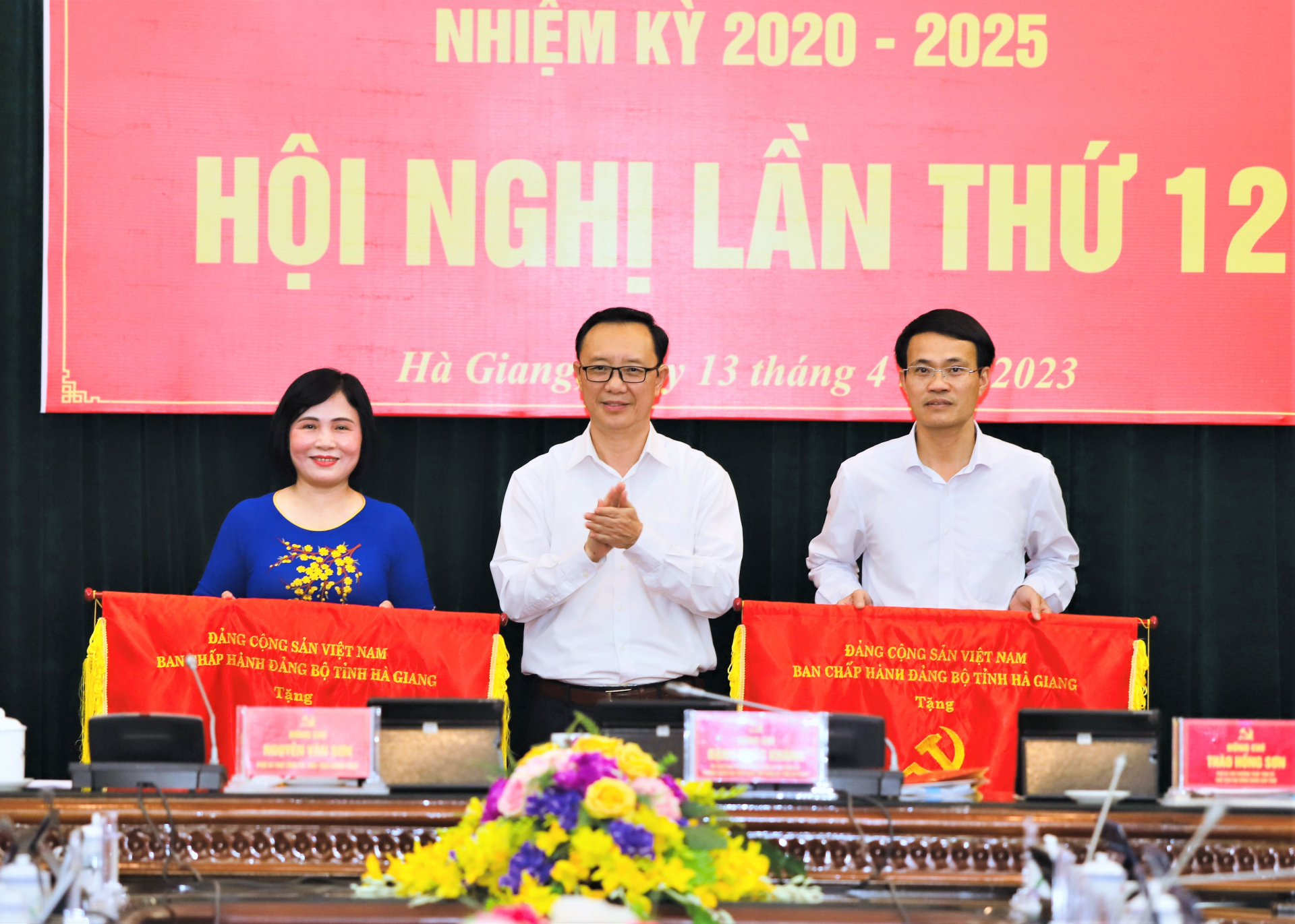 Phó Bí thư Thường trực Tỉnh ủy, Chủ tịch HĐND tỉnh Thào Hồng Sơn trao Cờ thi đua cho 2 tổ chức cơ sở Đảng hoàn thành xuất sắc nhiệm vụ 5 năm liền, giai đoạn 2018 – 2022