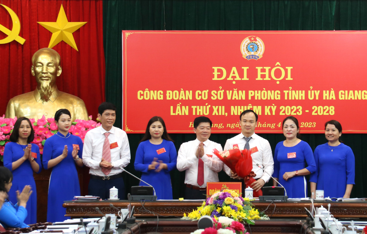 Lãnh đạo Văn phòng Tỉnh uỷ tặng hoa chúc mừng Ban Chấp hành nhiệm kỳ 2023-2028
