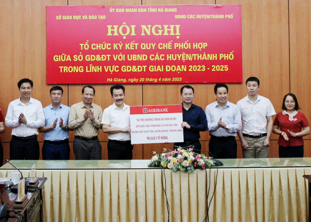 Agribank Hà Giang trao 5 tỷ đồng xây dựng công trình nhà lưu trú cho học sinh cho lãnh đạo UBND huyện Quản Bạ