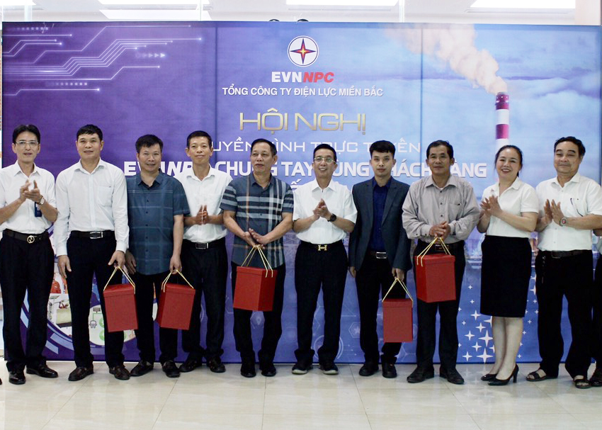 Lãnh dạo Công ty Điện lực Hà Giang chụp ảnh lưu niệm cùng các khách hàng có lượng tiêu thụ điện lớn.