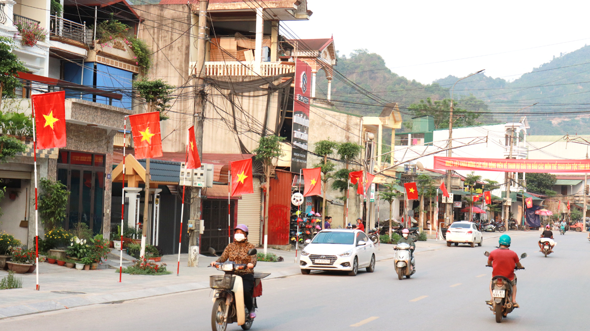 Tại nhiều trục đường chính thuộc các phường Minh Khai, Nguyễn Trãi, Trần Phú rực rỡ cờ đỏ, sao vàng, tạo tinh thần phấn khởi cho người dân khi chuẩn bị bắt đầu kỳ nghỉ lễ