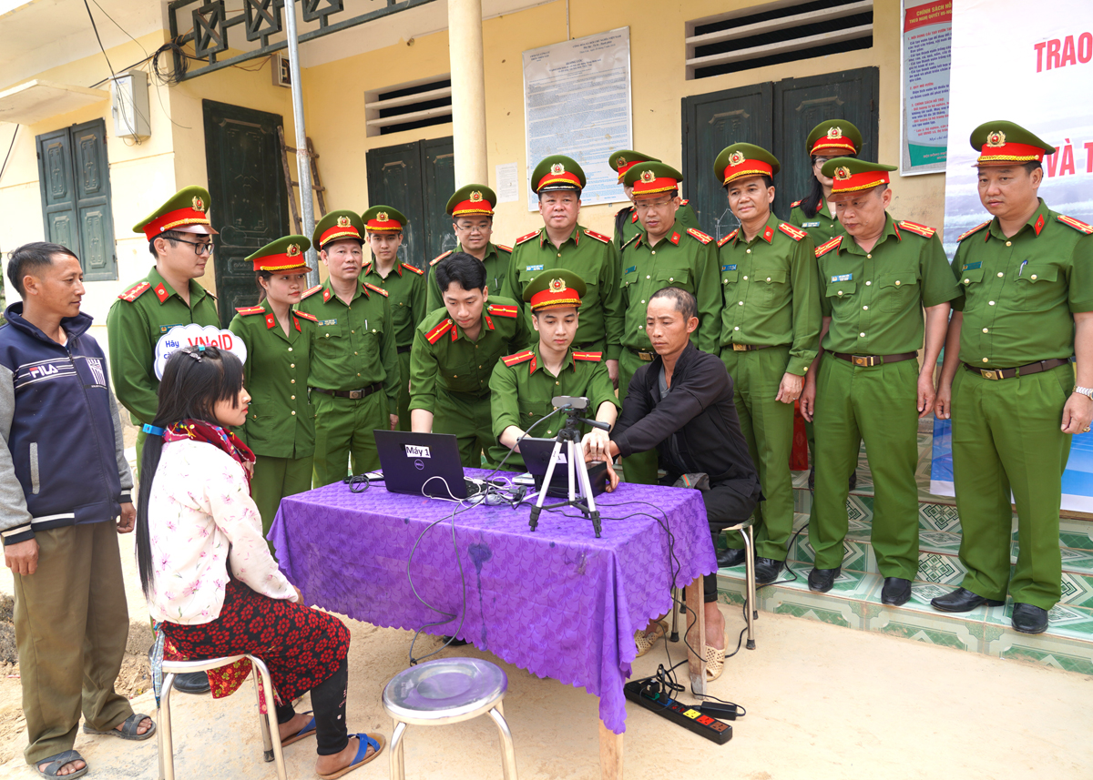 Thiếu tướng Nguyễn Quốc Hùng, Cục trưởng Cục Cảnh sát QLHC về TTXH Bộ Công an kiểm tra tiến độ thực hiện Đề án số 06 tại địa bàn tỉnh.