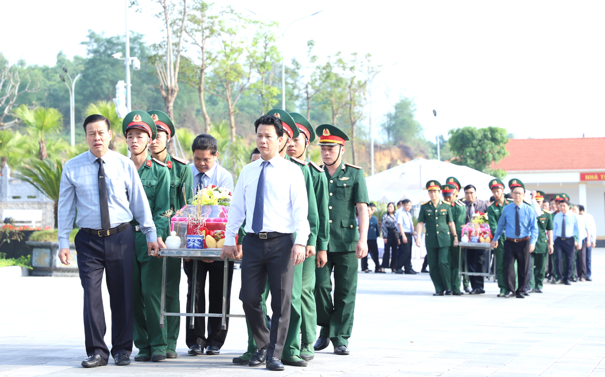 Các đồng chí lãnh đạo tỉnh di chuyển hài cốt các liệt sĩ về Đài tưởng niệm trong khuôn viên Nghĩa trang Liệt sĩ Quốc gia Vị Xuyên 
