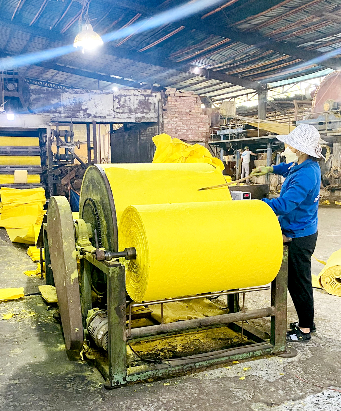4 dây chuyền của nhà máy giấy đế xuất khẩu Hải Hà vẫn duy trì sản xuất 2 ca/ngày.