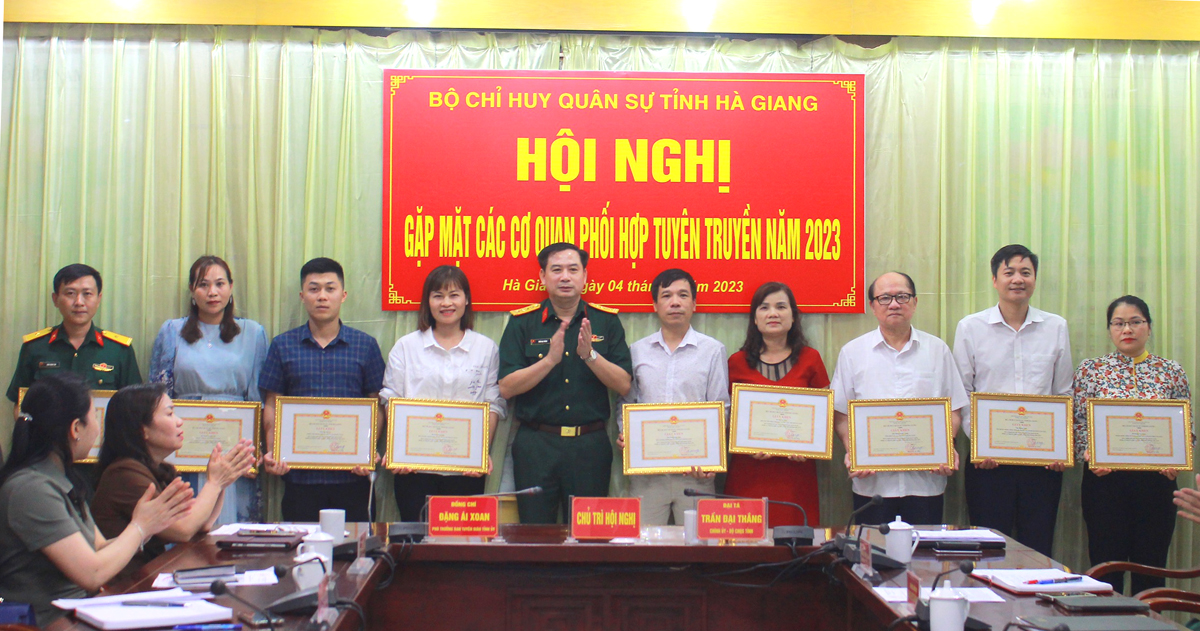 Đại tá Trần Đại Thắng, Chính ủy Bộ CHQS tỉnh trao Giấy khen cho các cá nhân có thành tích trong công tác phối hợp tuyên truyền năm 2022.
