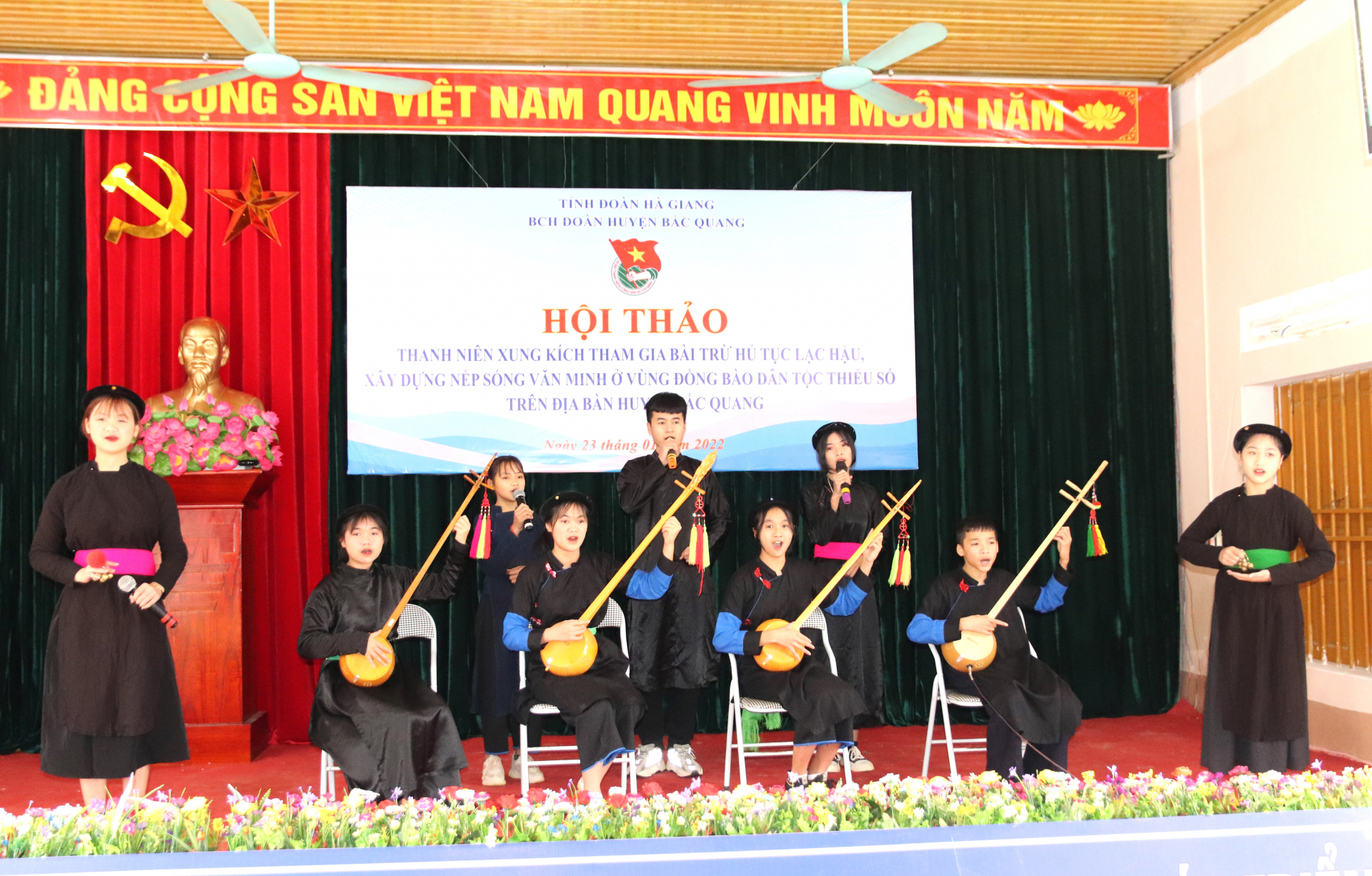 Tuổi trẻ dân tộc Tày xã Quang Minh (Bắc Quang) tích cực học và biểu diễn các tiết mục hát Then, đàn Tính độc đáo của dân tộc.               Ảnh: THU PHƯƠNG