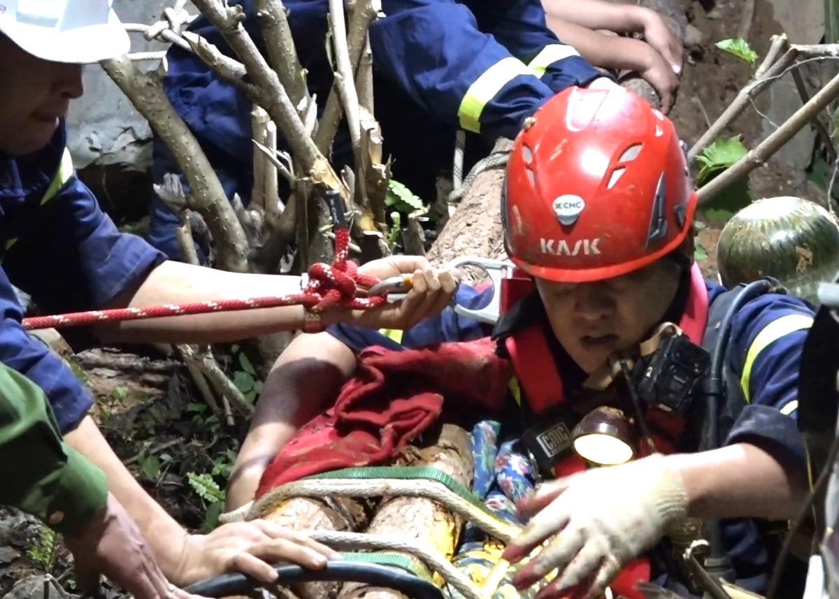 Xuống hang sâu cứu sống người bị rơi tại xã Pải Lủng, huyện Mèo Vạc.
