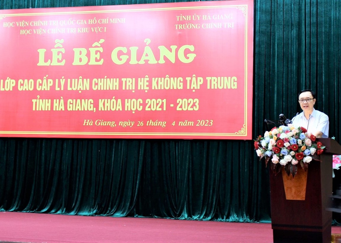 Đồng chí Thào Hồng Sơn, Phó Bí thư Thường trực Tỉnh ủy – Chủ tịch HĐND tỉnh phát biểu tại buổi lễ bế giảng lớp Cao cấp lý luận chính trị khoá XVI.
