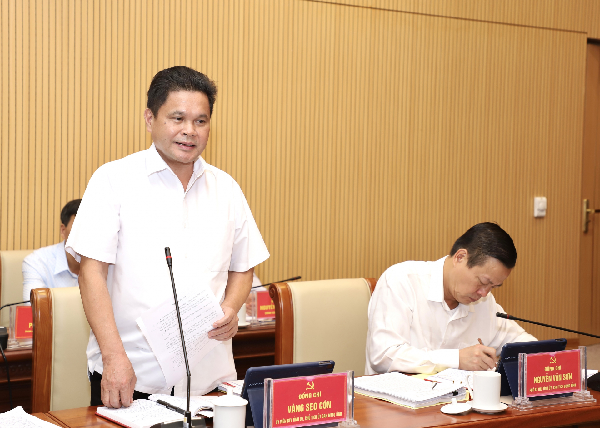 Chủ tịch Ủy ban MTTQ tỉnh Vàng Seo Cón đề xuất quan tâm đầu tư nâng cấp các tuyến đường huyện, liên xã và trụ sở các xã
