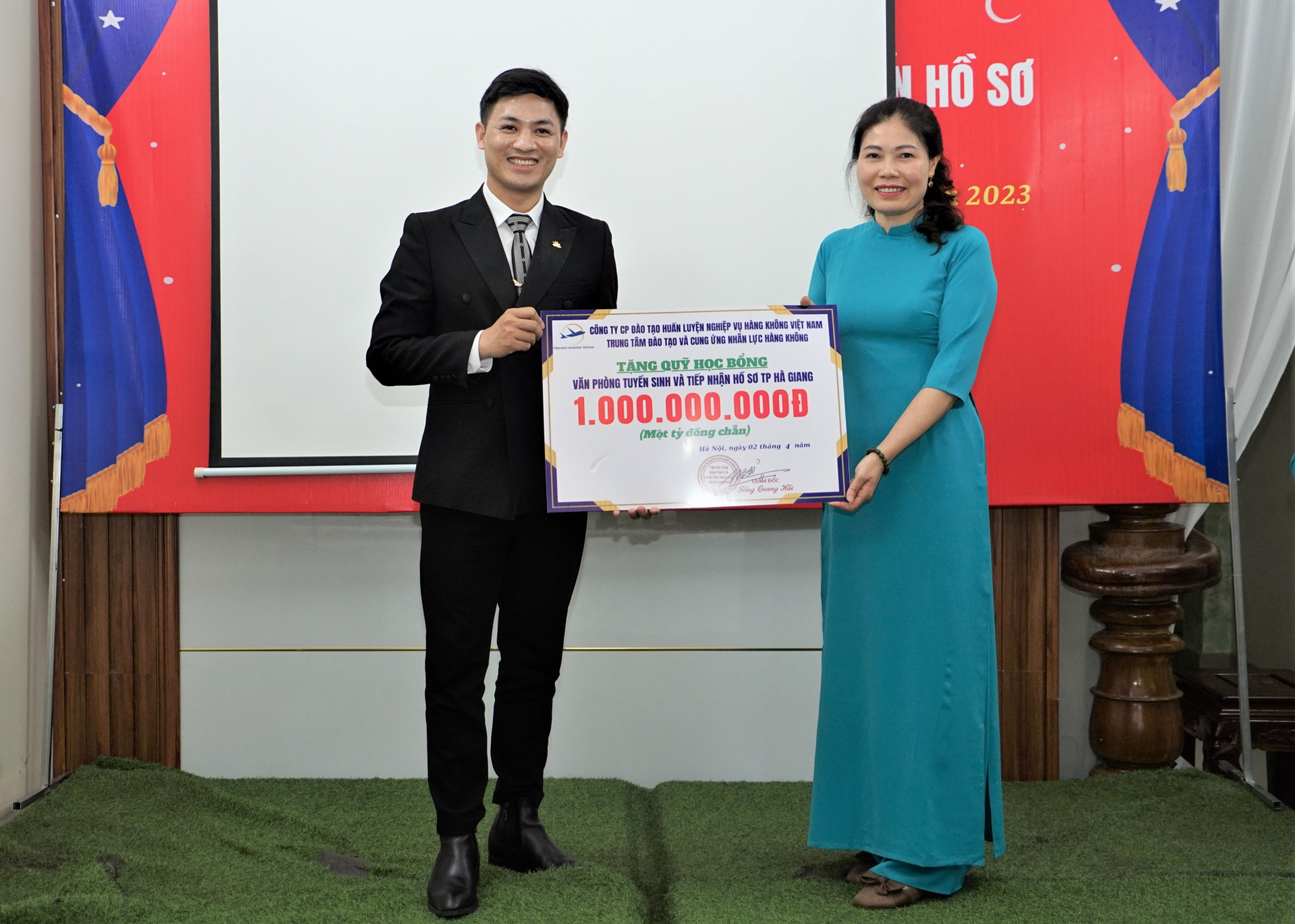 Công ty Cổ phần Đào tạo huấn luyện nghiệp vụ hàng không Việt Nam trao tặng quỹ học bổng 1 tỷ đồng 