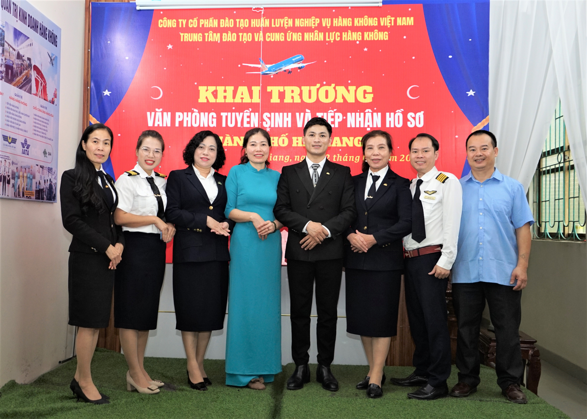 Lãnh đạo Công ty Cổ phần Đào tạo huấn luyện nghiệp vụ hàng không Việt Nam chụp hình lưu niệm tại buổi lễ khai trương