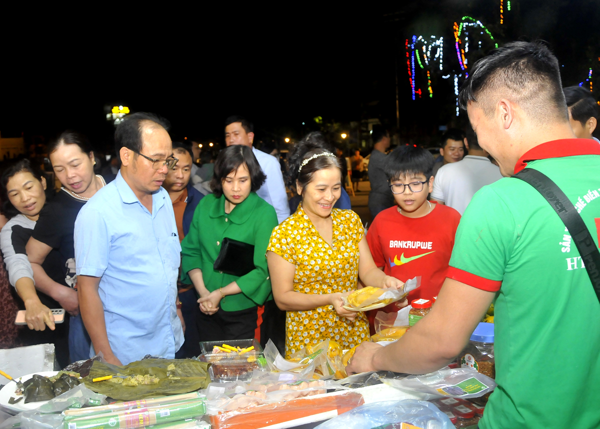 Khách du lịch mua sắm các sản phẩm tiêu biểu của tỉnh được bán tại thành phố Hà Giang.