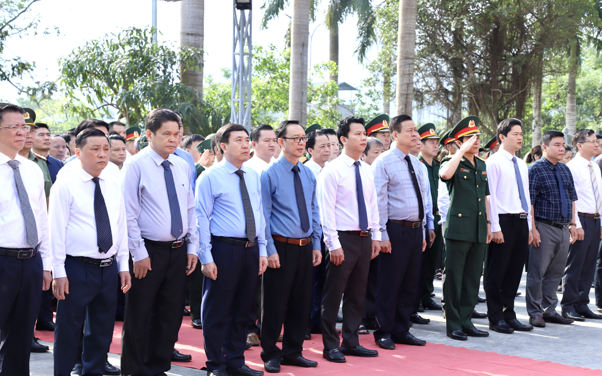 Các đồng chí lãnh đạo tỉnh và đại biểu dự Lễ truy điệu các liệt sĩ