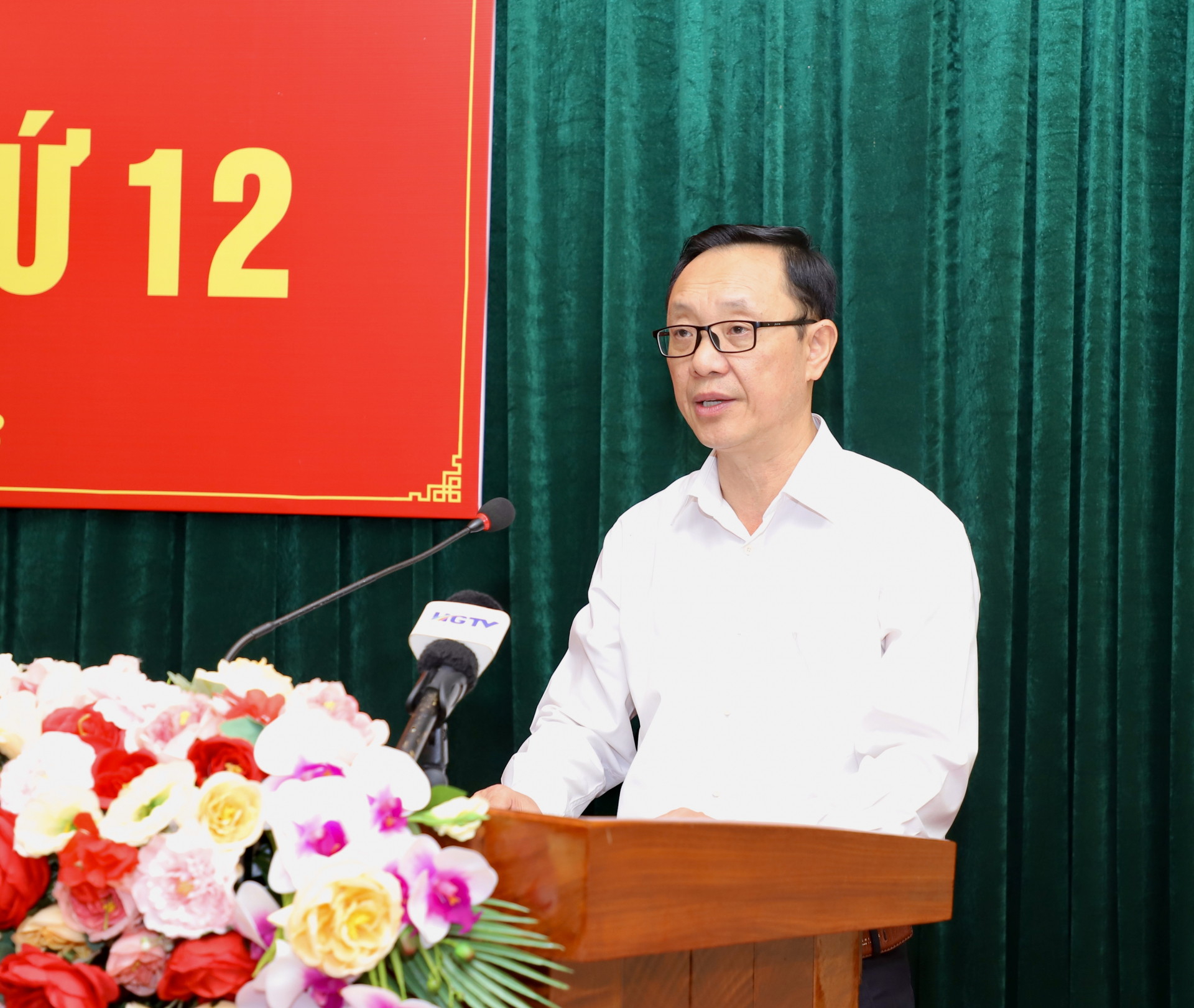 Phó Bí thư Thường trực Tỉnh ủy, Chủ tịch HĐND tỉnh Thào Hồng Sơn báo cáo kết quả công tác xây dựng Đảng và hệ thống chính trị quý I