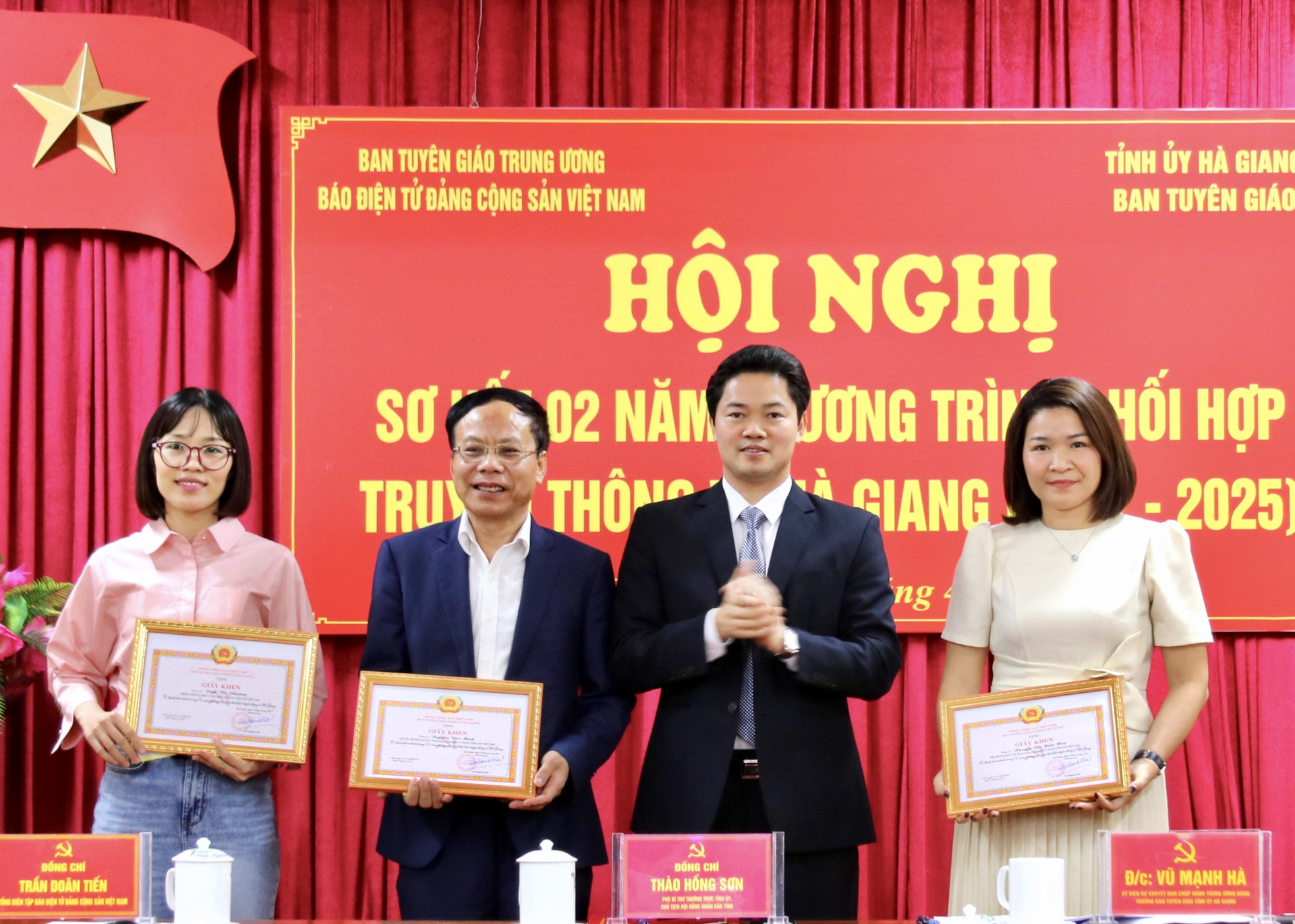 Trưởng Ban Tuyên giáo Tỉnh ủy Vũ Mạnh Hà trao Giấy khen cho 3 cá nhân Báo điện tử Đảng Cộng sản Việt Nam vì có nhiều thành tích trong công tác truyền thông về Hà Giang trong 2 năm 2021-2022