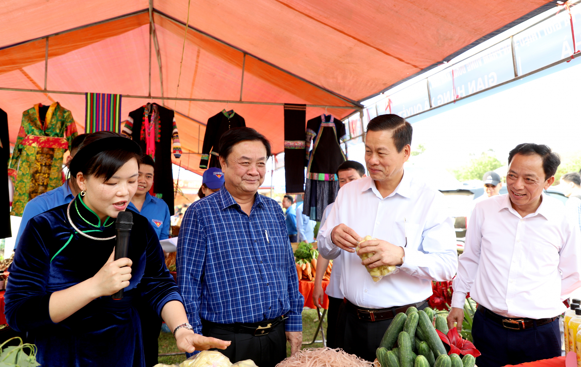 Bộ trưởng Bộ Nông nghiệp và PTNT Lê Minh Hoan và Chủ tịch UBND tỉnh Nguyễn Văn Sơn thăm Làng Văn hóa Du lịch cộng đồng thôn Nặm Đăm.
