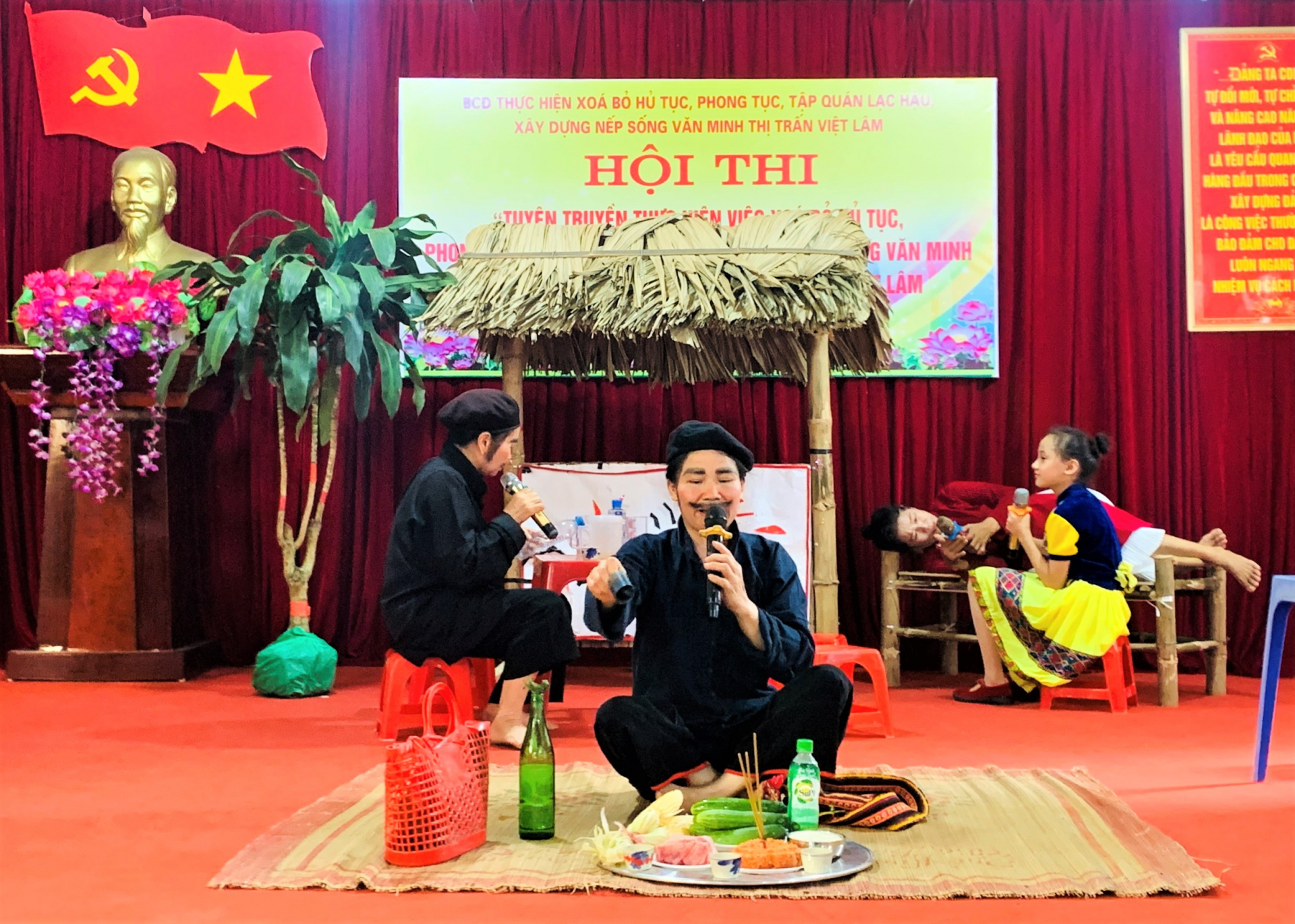 Tuyên truyền xóa bỏ hủ tục bằng hình thức sân khấu hóa tại thị trấn Nông trường Việt Lâm.
