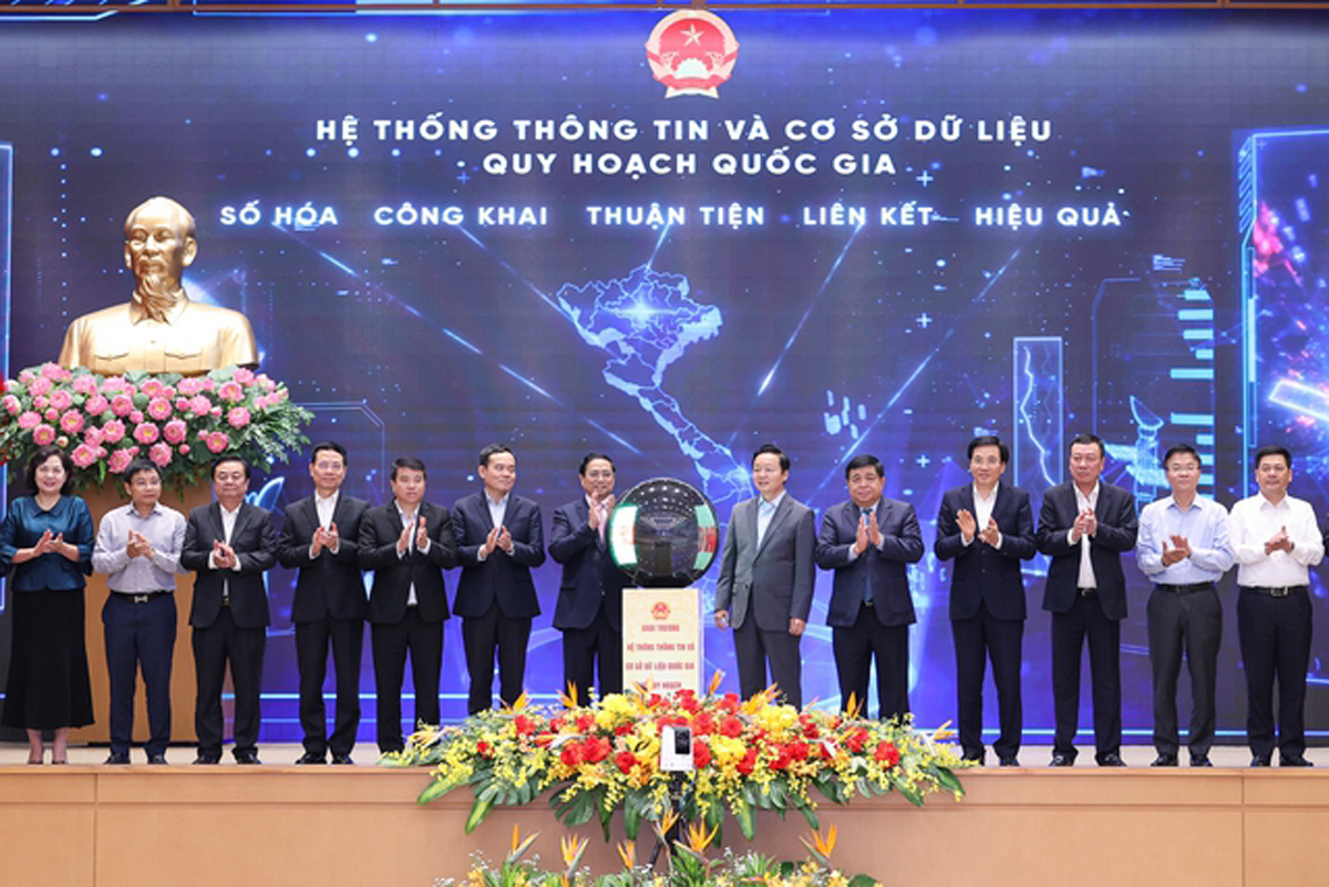 Thủ tướng Chính phủ Phạm Minh Chính cùng các đồng chí Phó Thủ tướng, lãnh đạo các bộ, ngành T.Ư khai trương Hệ thống thông tin và dữ liệu quốc gia về quy hoạch (Chinhphu.vn)
