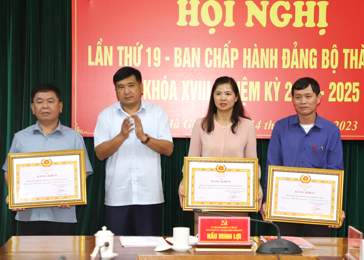 Bí thư Thành ủy Hầu Minh Lợi trao Bằng khen của BCH Đảng bộ tỉnh cho các tập thể.
