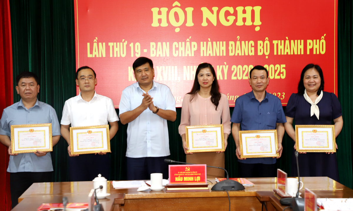 Bí thư Thành ủy Hầu Minh Lợi trao Giấy khen của BCH Đảng bộ thành phố cho các tập thể.
